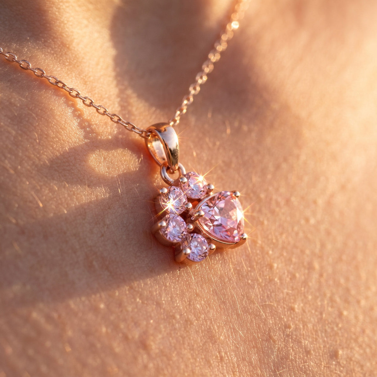 Sparkling Paw necklace – pendant close-up