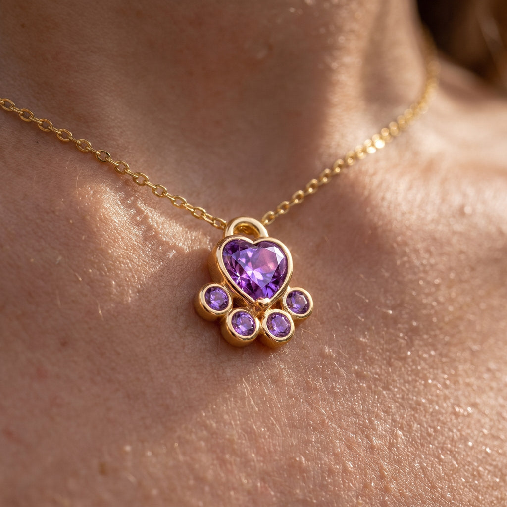 Courage paw necklace – pendant close-up