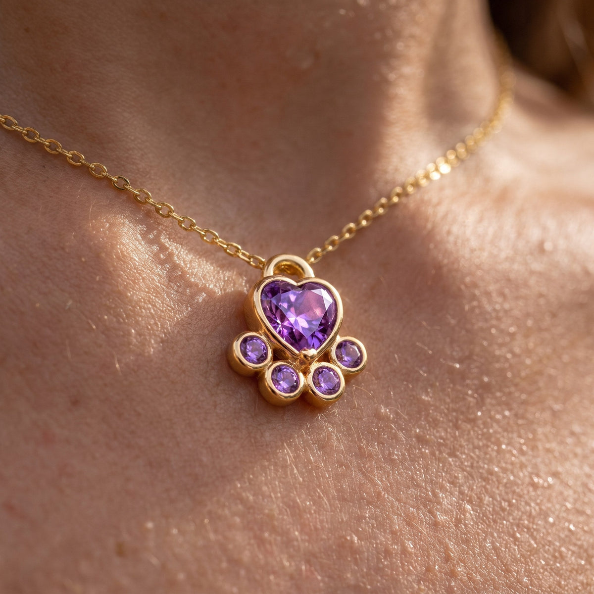 Courage paw necklace – pendant close-up