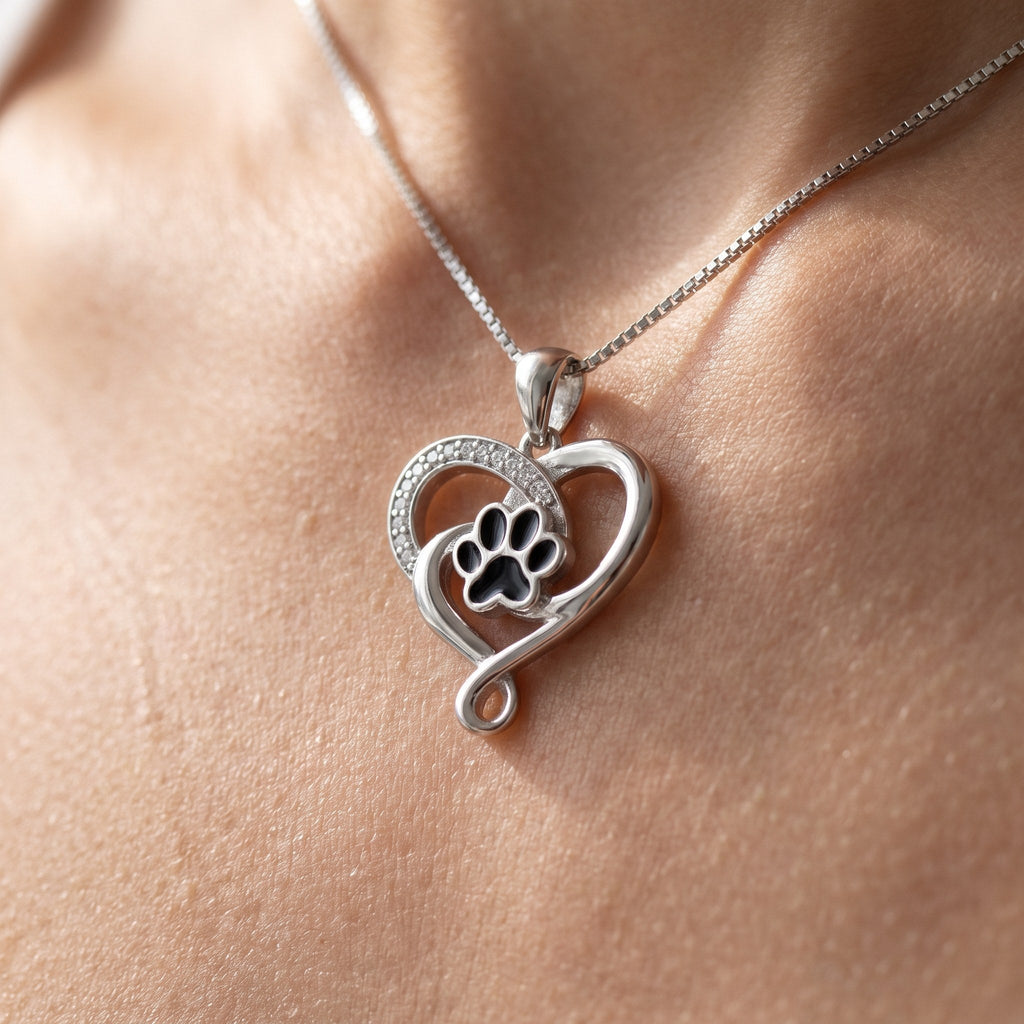 Forever Heart paw necklace – pendant close-up