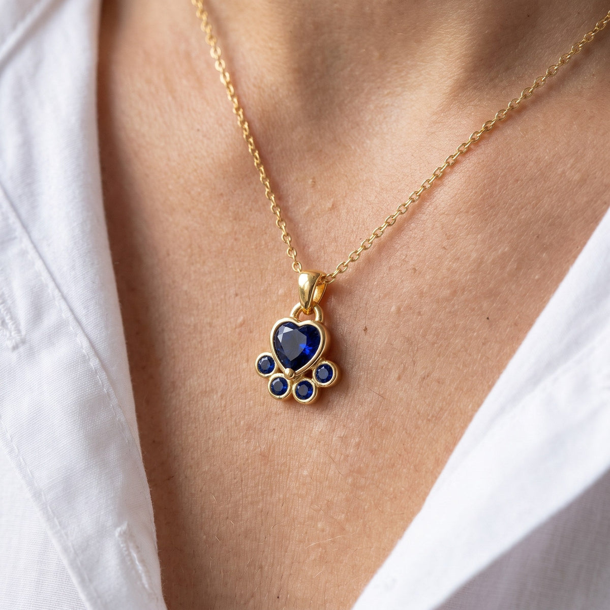 Noble Heart paw necklace – pendant close-up