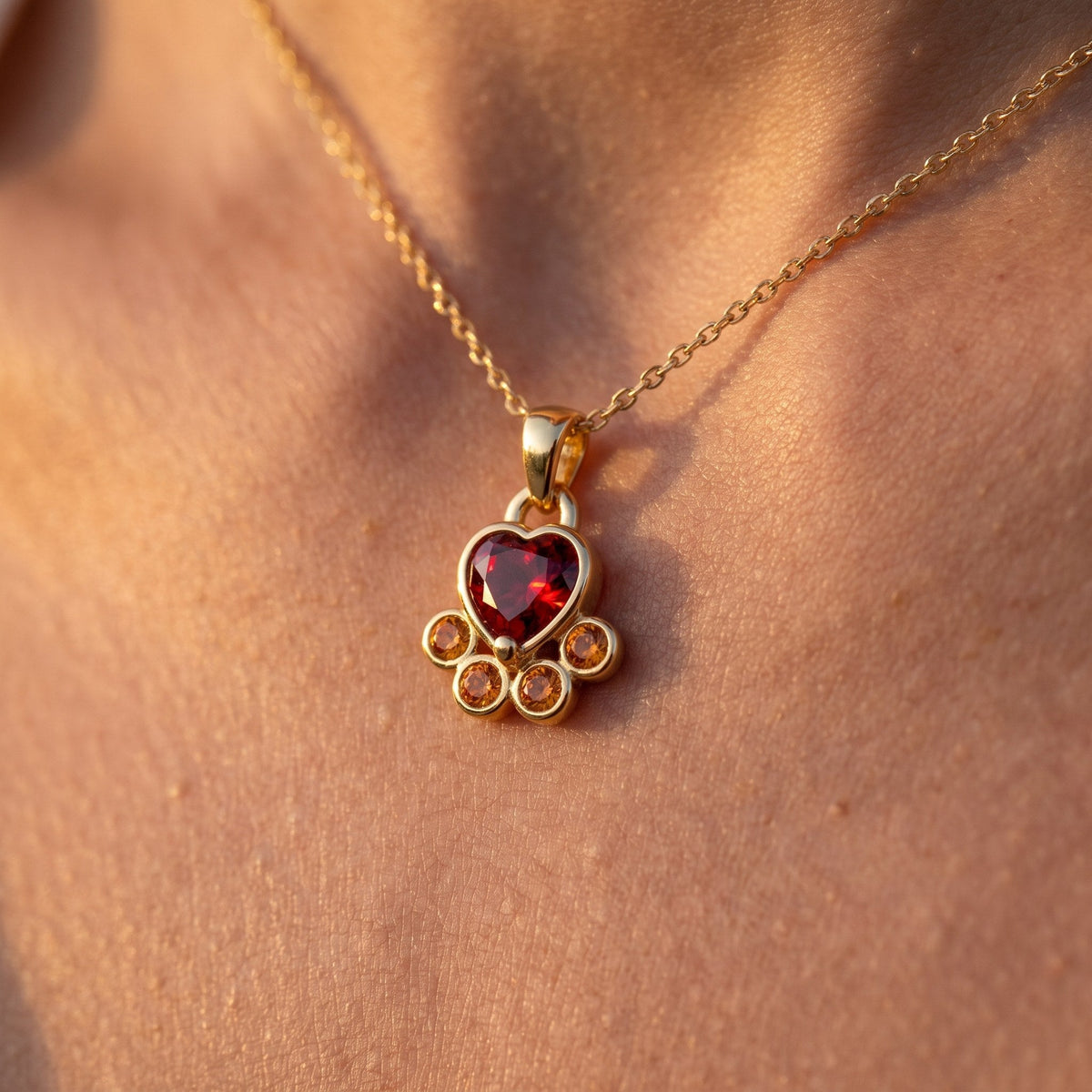 Warm Heart paw necklace – pendant close-up