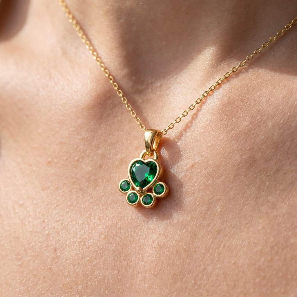 Loyalty paw necklace – pendant close-up