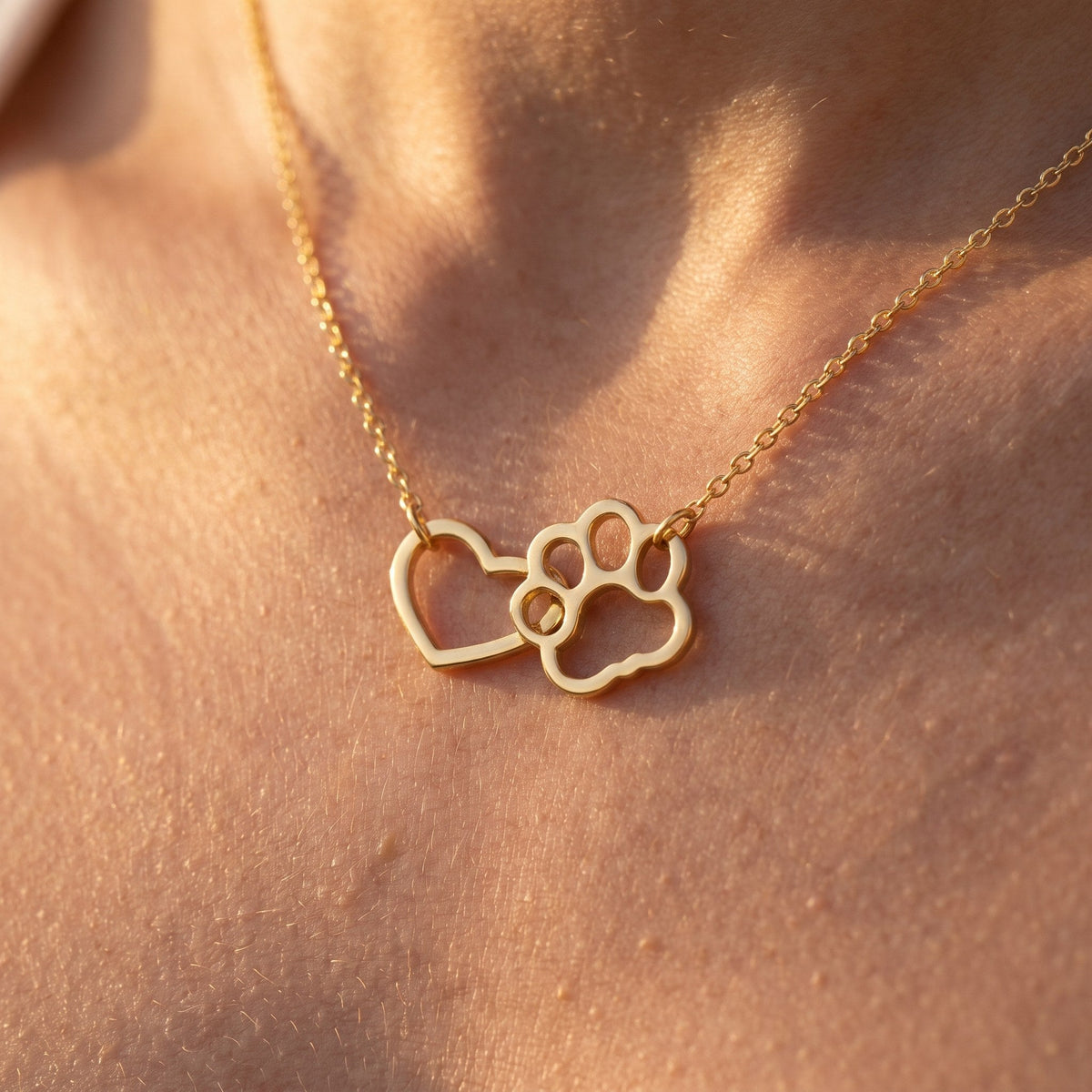 Linked Hearts paw necklace – pendant close-up